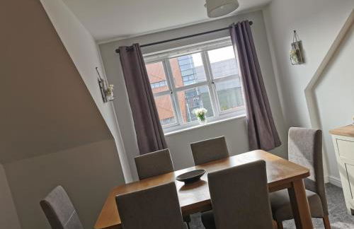 Spacious & modern 3 Bed Apartment + parking & central location - Foto 2