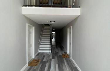 Luxurious 2-Bedroom Abode with Elevated Comforts Near Main Street - Foto 9