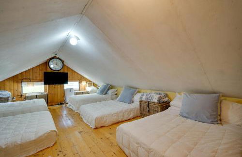 Gorgeous Victorian-Style House with Hilltop Pool! - Photo 31