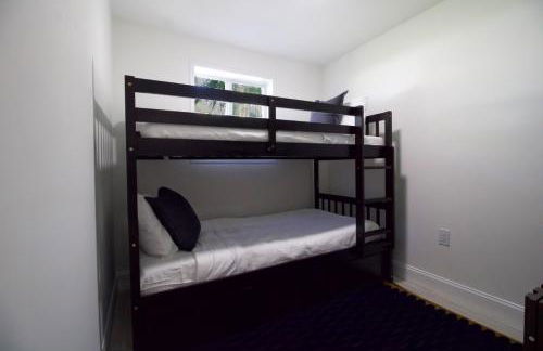 NEW Riverside Retreat with Pool - Foto 9