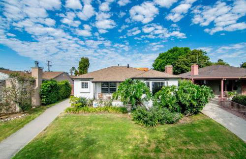 Updated 3-Bedroom LA Home with Backyard, BBQ & Family-Friendly Amenities - Photo 17