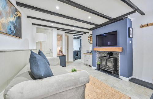 Luxury Couple's Getaway with River Views and Parking - Foto 1