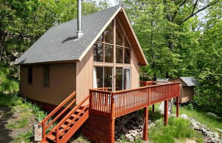 Rustic-Modern Chalet w/ Fire Pit, Deck & Views in Slanesville, WV - Foto 1