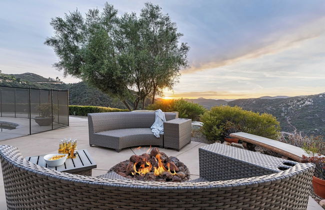 Hilltop Estate w/ Pool, Hot Tub, Fire Pit, Views Cleveland Vista by Avantstay - Foto 3