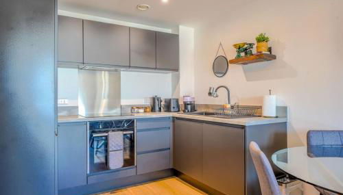 Stylish City Apartment with Juliette Balcony, Retro Games & Fast WiFi - Foto 5