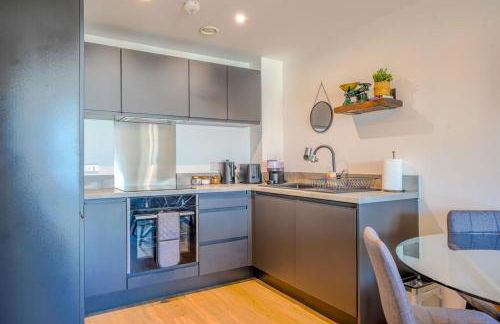 Stylish City Apartment with Juliette Balcony, Retro Games & Fast WiFi - Foto 5