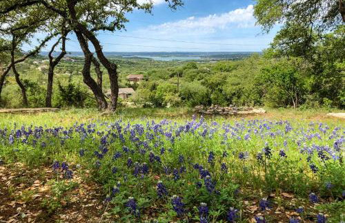 Modern Fischer House with Deck, Fire Pit and Hot Tub! - Foto 35