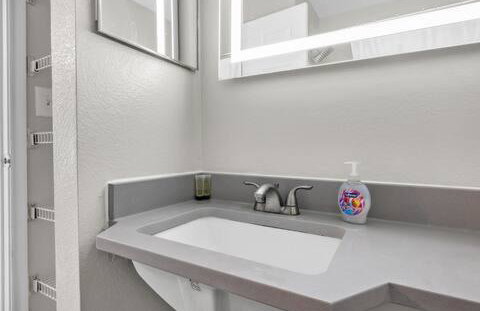 Stylish 2BR in Downtown, Pool Gym, near Airport - Foto 18