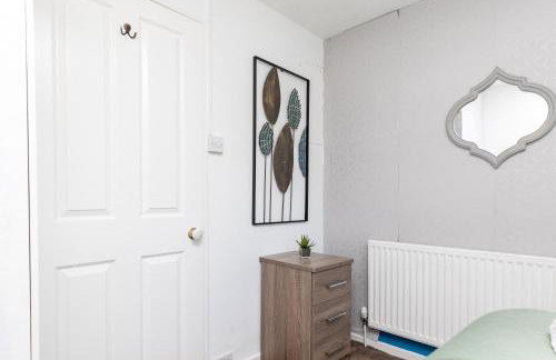 Findon House Spacious 3 bedroom, contractor, relocations friendly,10mins from GATWICK Airport, free parking, WIFI, garden, CRAWLEY - Photo 17