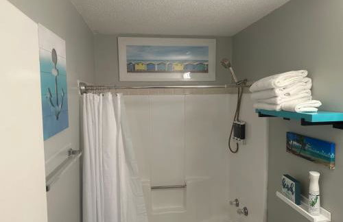 Destin-y 30A Beach Retreat Self Checkin - Huge Private Backyard Deck with Outdoor Shower - Foto 14
