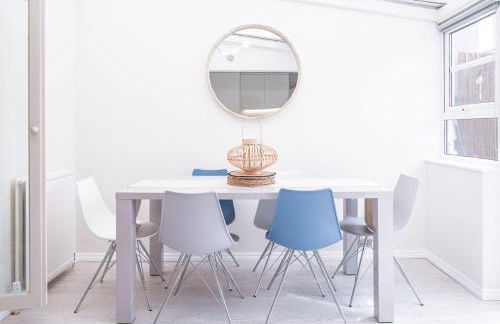 Stunning Townhouse with Large Garden - Sleeps 8! - Photo 56