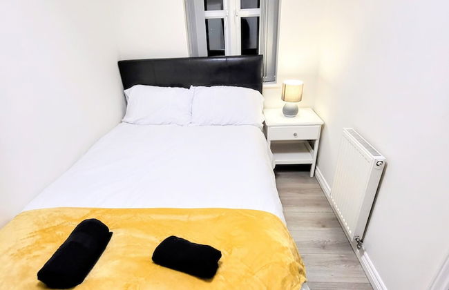 Large Modern House with Parking - Photo 19