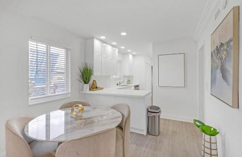 Waterfront Oasis 2BR 2BA with Pool, Gym, Balcony & Parking - Foto 36