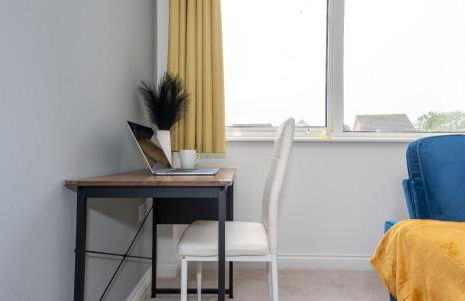 Beautiful Orpington Home w Pool Table and Driveway - Photo 22