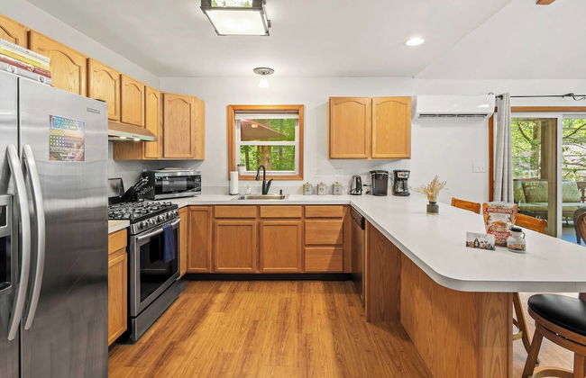 Lake + Pool Access, Game Room, Firepit, Deck Tawny and Peaceful by Avantstay - Foto 18