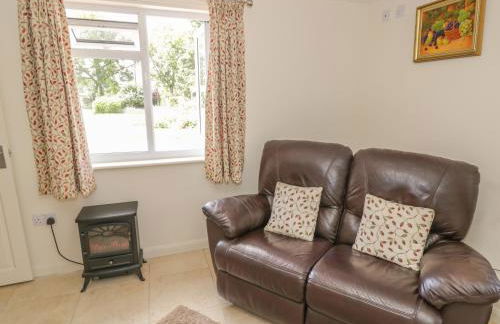 Lawn Lodge - Photo 8