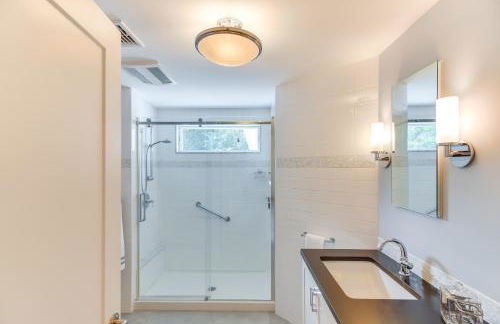 Coastal-Modern Home Less Than 3 Mi to Charlestown Beach! - Foto 16