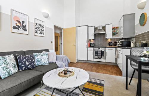 Sleek Modern City Apartment - Photo 4