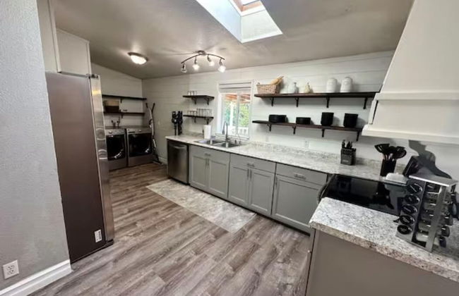 Enchanting Getaway: Farmhouse and Tiny House Duo - Foto 4