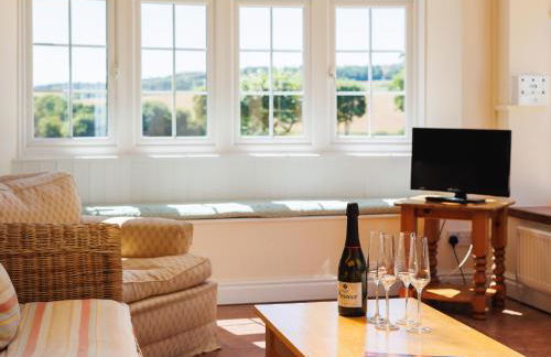 Rookley Farm Lodge Charming Manor Pool House with Heated Pool, Tennis Court & Gardens - Isle of Wight Rural Countryside Escape - Foto 25