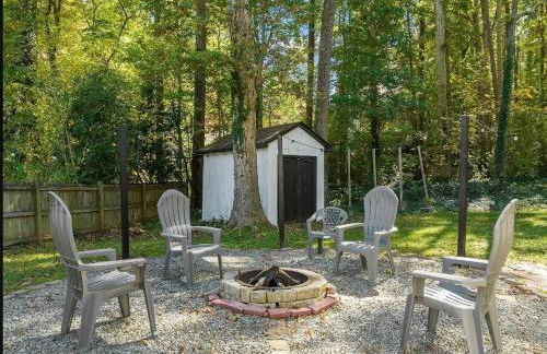 Stylish 4BR Getaway with Game Room, Grills & Cozy Outdoor Fire-Pit - Foto 6