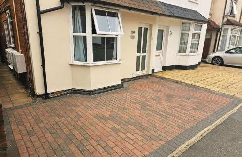 StayZen Apartments - Private Garden & Free Parking Ground Floor Central Woking - Business & Leisure - Photo 5