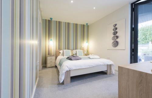 Two Bare Feet - Photo 14