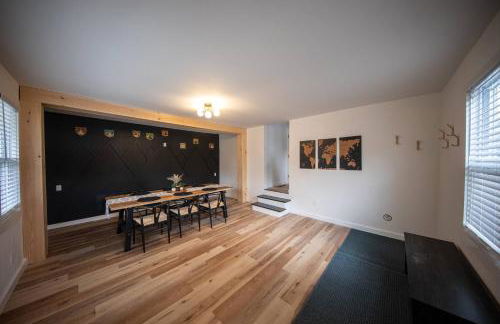 Centrally Located Cozy Modern Home in Bethel - Foto 48