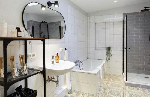 FOUNDRY - Business & Content Loft - 120 qm - Küche - Waschtrockner - Badewanne & Dusche - kostenloser Parkplatz - Smart TV - Foto 22