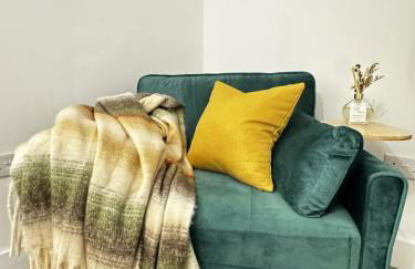 4BR Heathrow Base Free Parking Fast Wi-Fi - Foto 13