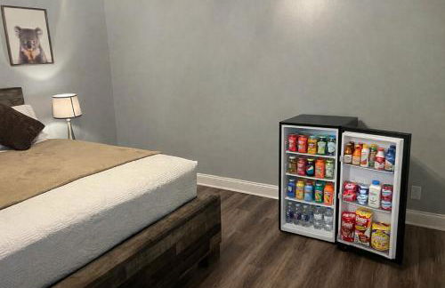 Shades of Gray 4BR Home w Mini Fridges - Foto 26