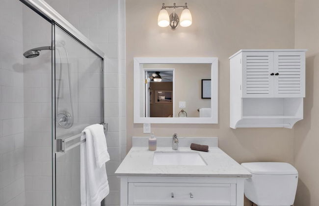 Designer Coastal Paradise w Pool - Steps to Beach - Foto 34