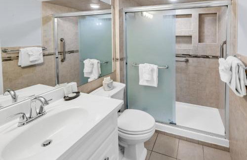 Scenic Views from the balcony at Ocean Forest Plaza Condos - Foto 46