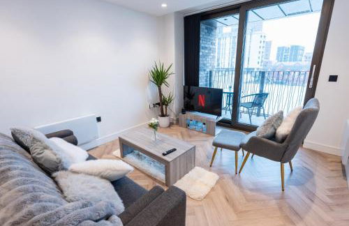 Luxury 2 Bed Apartment, with a balcony city & canal view in Manchester City Centre! - Foto 8
