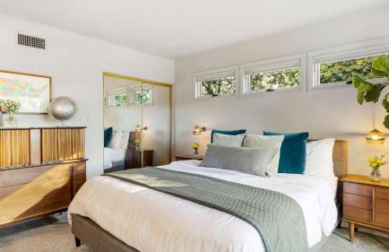 Spanish Revival Charm in Silver Lake w Patio BBQ Walkable Location Maltman Manor by AvantStay - Photo 18