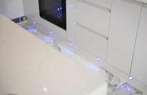 Stylish Home With Free Parking And Easy City Access - Photo 28