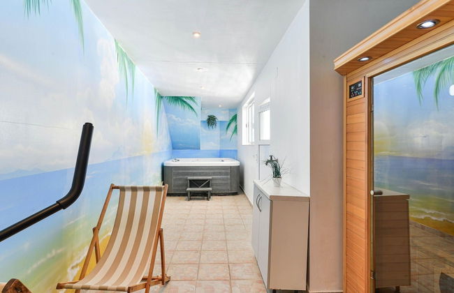 Holiday Home With Private Pool and spa - Foto 24