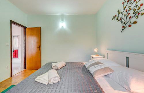 JOVI-relaxing, fenced, private, heated pool & view - Photo 46