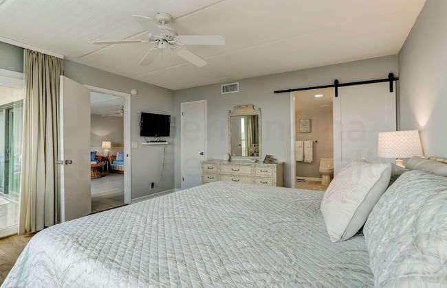 Convenience Direct Oceanfront Condo with Private Balcony by RedAwning - Photo 6