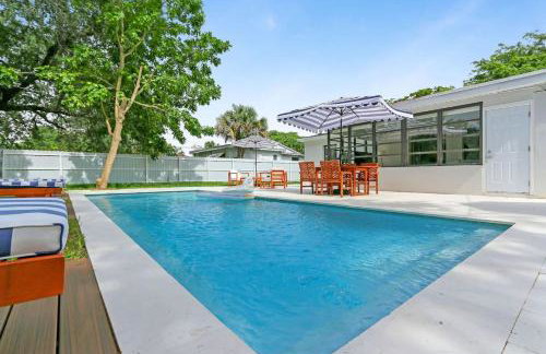 Charming 4BR Oasis with Saltwater Pool and Parking - Foto 1