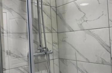 7 Person Home Flat W/parking - Near Swansea Centre - Foto 11