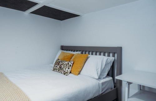 Heron's Perch- A pond-side retreat with cinema room - Photo 15