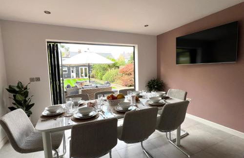 Luxury Family Home in Central Windsor with Large Garden, Games Room, Office, Parking & Pet-Friendly - Photo 35