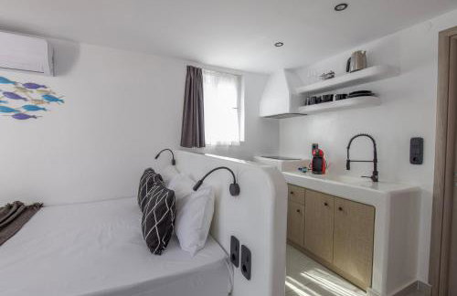 Irini's B & W house with jacuzzi - Photo 12