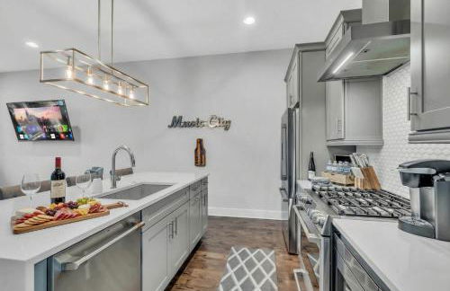 NEW Luxe 4BR 12 Beds - RoofDeck Views - Chefs Kitchen - Foto 9