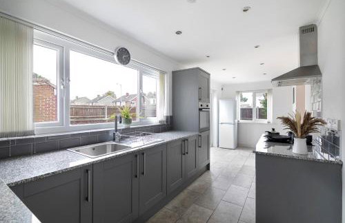 Sittingbourne Lodge, free car park - 4 Cars - Photo 21