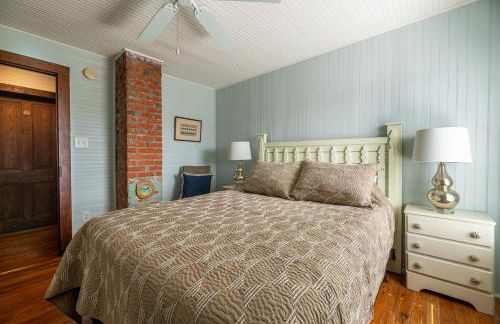 Sawyers Lodge - Historic Soundfront Home, Pool, Hot Tub, Boat Launch, Kayaks, Pets OK, Flex Stays - Foto 53