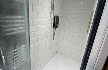 Modern Private Guest Suite Near Heathrow Free Parking & Garden - Foto 4