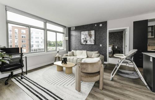 Stylish 2BR Retreat Gym Parkng and Scenic Rooftop - Foto 19