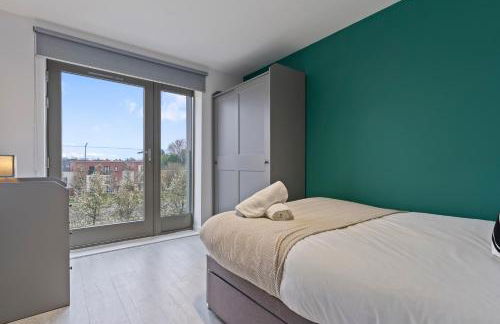 Exquisite 7 Bedroom 5 Bathroom House - Over 1900 sqft - Close to City Centre with Free Parking, Fast W-Fi and SmartTVs by Yoko Property - Foto 16